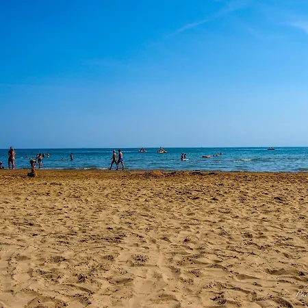 Coastal Escape Modern Flat With Wi-fi Apartmán